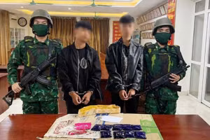 Hai đối tượng cùng tang vật bị bắt giữ. (Ảnh: Đoàn đặc nhiệm phòng, chống ma túy và tội phạm miền trung)