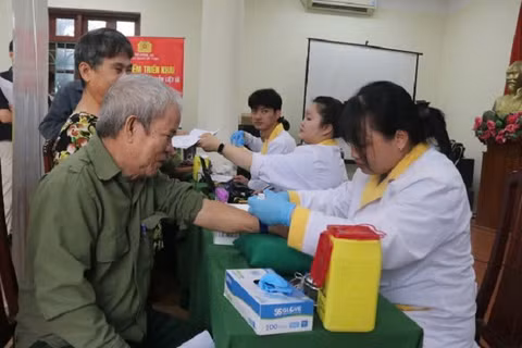 Công an Điện Biên và các đơn vị lấy mẫu ADN của thân nhân liệt sĩ. (Ảnh: Công an Điện Biên)