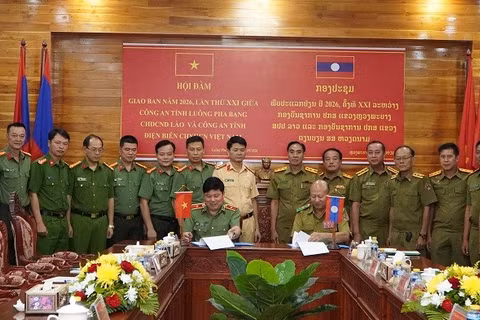 Thiếu tướng Vũ Văn Đấu, Giám đốc Công an tỉnh Điện Biên cùng lãnh đạo Công an Luang Prabang ký kết biên bản ghi nhớ hợp tác phòng, chống tội phạm. (Ảnh: Công an Điện Biên)