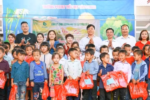 Ông Bùi Đức Giang cùng các thành viên Hiệp hội Doanh nghiệp tỉnh Điện Biên trao quà tặng học sinh nghèo xã Nà Hỳ, tỉnh Điện Biên. (Ảnh: LÊ LAN)