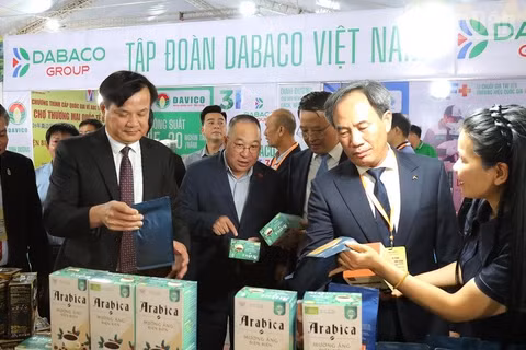 Đại biểu tham quan các gian hàng tại Hội chợ thương mại Quốc tế Điện Biên, năm 2026. (Ảnh: LÊ LAN)