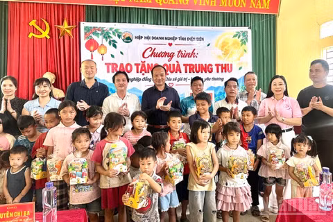 Ông Nguyễn Chí Ba, Phó Chủ tịch Hiệp hội Doanh nghiệp tỉnh Điện Biên cùng các doanh nghiệp thành viên Hiệp hội trao quà trung thu tặng các cháu học sinh bản Đề Chia, xã Pú Nhung. Ảnh: LÊ LAN