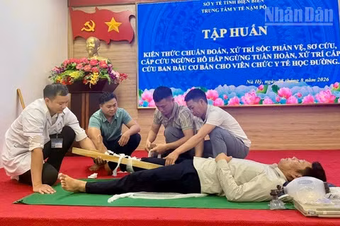 Trung tâm Y tế Nậm Pồ tập huấn kỹ năng xử trí vết thương cho nhân viên y tế trường học trên địa bàn. (Ảnh: LÊ LAN)