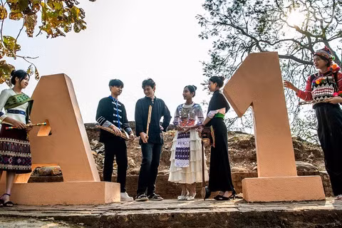 Học sinh con em đồng bào các dân tộc thiểu số Điện Biên cùng ôn chuyện lịch sử trên Đồi A1 hôm nay. (Ảnh: LÊ LAN)