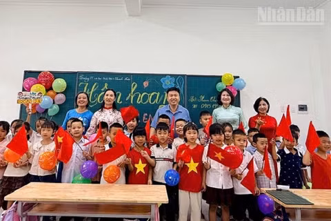 Niềm vui của cô và trò Trường nội trú liên cấp Thanh Nưa, tỉnh Điện Biên khi được học tập trong ngôi trường mới khang trang, hiện đại. (Ảnh: LÊ LAN)