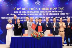 Lãnh đạo Sở Khoa học và Công nghệ Hà Nội ký thỏa thuận hợp tác với Công ty cổ phần Thương mại đầu tư và Công nghệ Hưng Việt. (Ảnh: Sở Khoa học và Công nghệ Hà Nội)