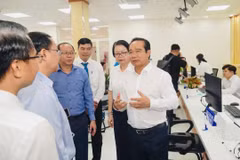 Lãnh đạo thành phố kiểm tra thực tế hoạt động của Trung tâm phục vụ hành chính công trên địa bàn. (Ảnh: Vương Lê)