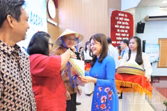 Phường Bình Thạnh tặng quà cho bạn bè quốc tế tham dự chương trình “Hương trà-Ấm tình ASEAN”. (Ảnh: MAI HOA)
