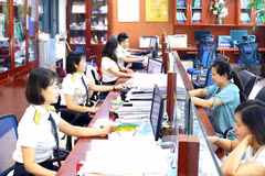 Cán bộ thuế thành phố hỗ trợ hướng dẫn người nộp thuế kê khai, quyết toán thuế. (Ảnh: Minh Hiệp)