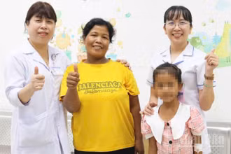 Bệnh nhi Sung Thị Khánh Hằng (8 tuổi, ở xã Lâm Sơn, tỉnh Khánh Hòa) cùng người thân chụp ảnh lưu niệm với các bác sĩ khoa Nhi (Bệnh viện Đa khoa Ninh Thuận, tỉnh Khánh Hòa trước khi xuất viện. (Ảnh: NGUYỄN TRUNG)