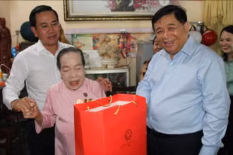 Phó Thủ tướng Chính phủ Nguyễn Chí Dũng thăm hỏi, tặng quà cho bà Hồ Thị Lượm, Anh hùng lao động trong thời kỳ kháng chiến. (Ảnh: NGUYỄN TRUNG)