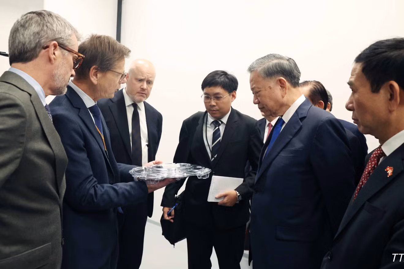 Tổng Bí thư, Chủ tịch nước Tô Lâm cùng Nhà vua Đan Mạch Frederik X thăm Viện nghiên cứu Niels Bohr, thuộc Đại học Copenhagen. (Ảnh: TTXVN)