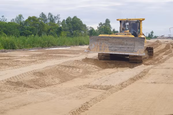 Cát thi công san lấp là nguồn vật liệu khan hiếm tại các công trình trọng điểm của Thành phố. (Ảnh: QUÝ HIỀN)
