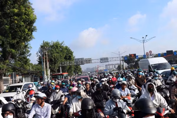 Phương tiện lưu thông dày đặc trên đường Trường Chinh, khu vực thi công nhà ga ngầm tuyến Metro số 2 Bến Thành-Tham Lương. (Ảnh: VÕ LÊ)