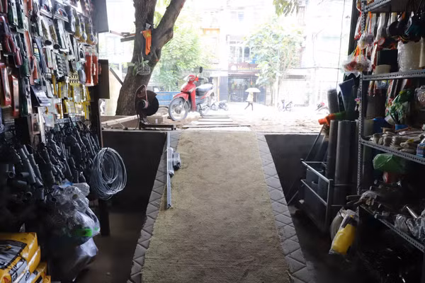 Nhà của nhiều hộ dân trở thành hầm sâu sau khi nâng đường Đặng Thùy Trâm, phường Bình Lợi Trung. (Ảnh: VÕ LÊ)