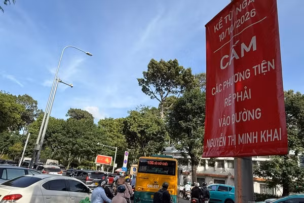Phân luồng giao thông trục đường Nguyễn Thị Minh Khai phục vụ thi công tuyến Metro số 2. (Ảnh: QUÝ HIỀN)