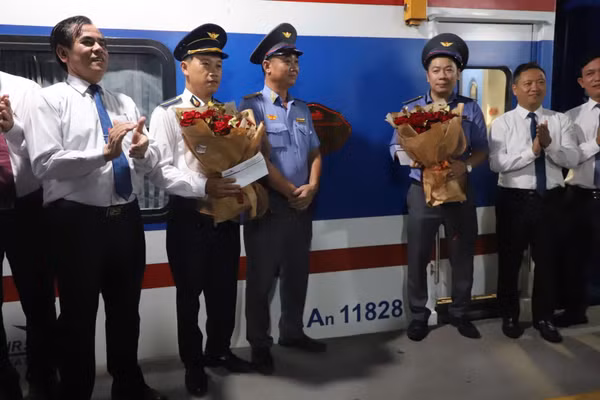 Công ty cổ phần Vận tải Đường sắt tổ chức lễ ra mắt đoàn tàu du lịch chất lượng cao SNT1/2 chạy tuyến Sài Gòn-Nha Trang. (Ảnh: VÕ LÊ)