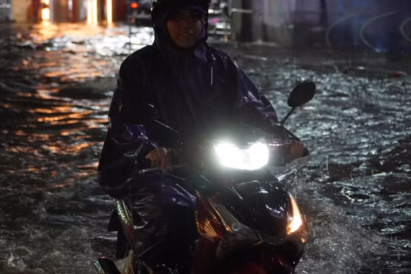 Cơn mưa lớn chiều 7/10 khiến giao thông tại một số khu vực của thành phố tê liệt. (Ảnh: VÕ LÊ)