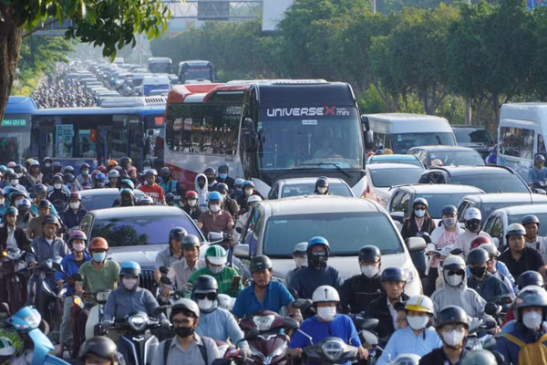 Dòng xe nối đuôi nhau trên đường Điện Biên Phủ hướng về đường Võ Thị Sáu sáng 7/10. (Ảnh: VÕ LÊ)