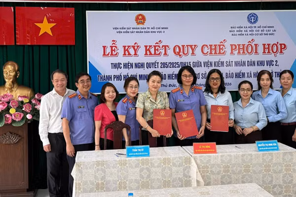 Bảo hiểm xã hội Thành phố Hồ Chí Minh tăng cường phối hợp các Viện kiểm sát nhân dân khu vực trên địa bàn thành phố chế tài, khắc phục tình trạng chậm đóng bảo hiểm xã hội. (Ảnh: VÕ LÊ)