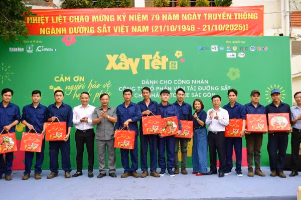 Sáng 22/1, Báo Nhân Dân phối hợp Công ty Cổ phần Xây dựng Coteccons tổ chức chương trình “Xây Tết 2026” dành cho công nhân ngành đường sắt tại Chi nhánh Toa xe Sài Gòn, thuộc Tổng công ty Đường sắt Việt Nam. (Ảnh: THẾ ANH)