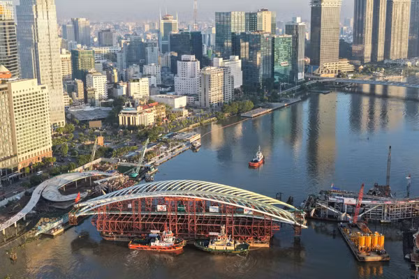 Cầu đi bộ qua sông Sài Gòn dự kiến đưa vào sử dụng dịp Tết Nguyên đán 2027. (Ảnh: THẾ ANH)