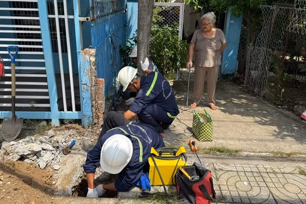 Xí nghiệp cấp nước Cần Giờ thi công đợt cao điểm gắn 1.500 đồng hồ nước thông minh tại xã Cần Giờ (ảnh: QUÝ HIỀN)