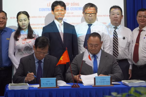 Ban Quản lý dự án đầu tư xây dựng hạ tầng đô thị Thành phố Hồ Chí Minh và Công ty cổ phần Kỹ thuật Yasuda (Nhật Bản) đã ký kết hợp đồng gói Xây lắp 1 thuộc dự án Cải tạo phục hồi đường cống thoát nước cũ, xuống cấp bằng công nghệ không đào hở. (Ảnh: VÕ LÊ)
