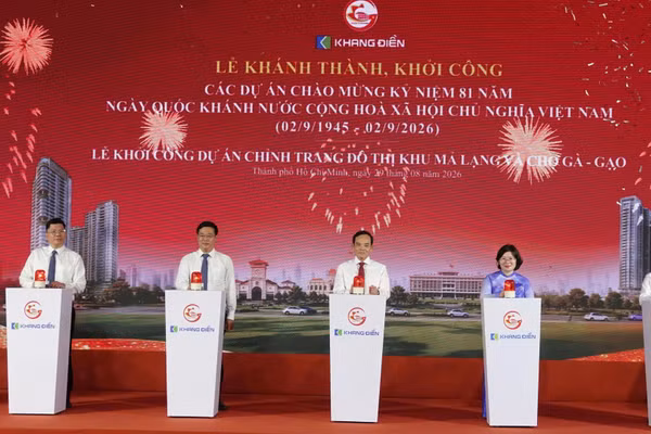 Đồng chí Trần Lưu Quang, Ủy viên Bộ Chính trị, Bí thư Thành ủy Thành phố Hồ Chí Minh cùng các đồng chí lãnh đạo thành phố bấm nút khởi công Dự án Chỉnh trang đô thị khu Mả Lạng và Chợ Gà-Gạo. (Ảnh: VÕ LÊ)