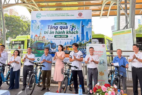 Trung tâm Quản lý Giao thông công cộng Thành phố Hồ Chí Minh tổ chức Chương trình tặng quà tri ân cho 10 hành khách đi xe buýt có nhiều lượt đi nhất tháng 7. (Ảnh: VÕ LÊ)
