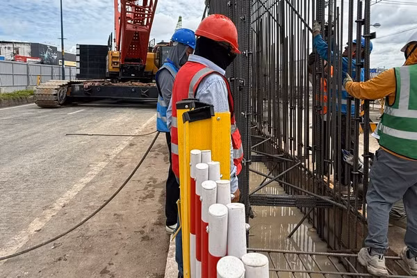 Thi công tường vây, nhà ga ngầm Phạm Văn Bạch bằng công nghệ TBM, tuyến Metro số 2 Bến Thành-Tham Lương. (Ảnh: QUÝ HIỀN)