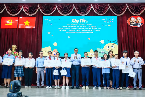 Báo Nhân Dân, Công ty Cổ phần Xây dựng Coteccons và các đơn vị trao học bổng cho con em công nhân ngành thoát nước và môi trường đô thị Thành phố Hồ Chí Minh. (Ảnh: THẾ ANH)