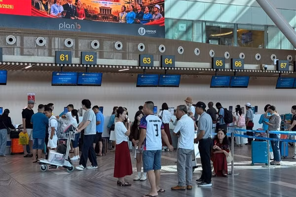 Hành khách làm thủ tục bay tại nhà ga T3, sân bay Tân Sơn Nhất. (Ảnh: VÕ LÊ)