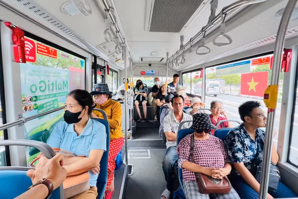 Người dân thành phố tiếp tục lựa chọn xe buýt đi lại vì được miễn vé, kể cả trong kỳ nghỉ lễ. (Ảnh: VÕ LÊ)