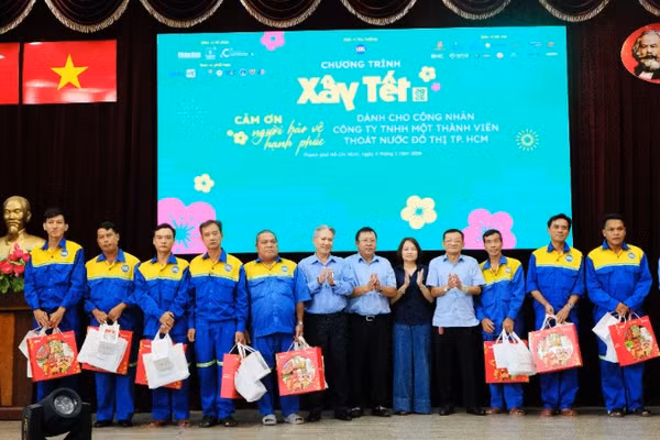 Công nhân Công ty Trách nhiệm hữu hạn Một thành viên Thoát nước đô thị Thành phố Hồ Chí Minh nhận quà, thăm hỏi tại Chương trình "Xây Tết 2026" sáng 5/1. (Ảnh: THẾ ANH)