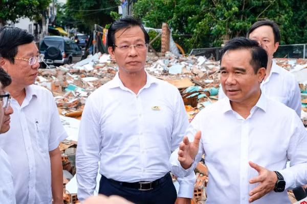 Chủ tịch Nguyễn Văn Được đi thực tế kiểm tra dự án Nạo vét, cải tạo rạch Xuyên Tâm chiều 19/6. (ảnh: THẾ ANH)