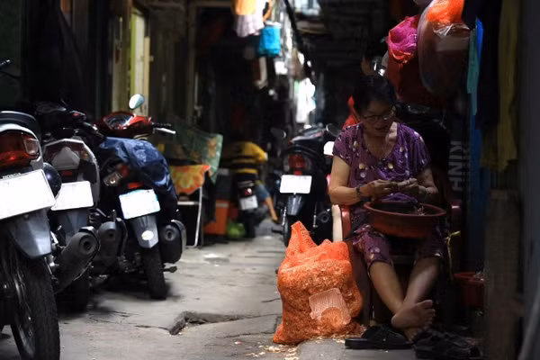 Nhiều hộ dân sinh sống chen chúc trong khu Mả Lạng. (Ảnh: VÕ LÊ)