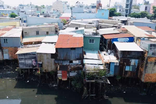 Nhà cửa tạm bợ nằm dọc bờ nam kênh Đôi (Ảnh: VÕ LÊ)