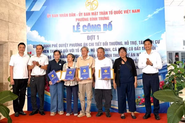 Ủy ban nhân dân phường Bình Trưng khen thưởng 17 trường hợp có đất bị thu hồi đã bàn giao mặt bằng sớm thuộc Dự án Nâng cấp, mở rộng đường Lương Định Của. (Ảnh: QUÝ HIỀN)