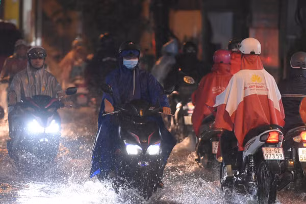 Đường Nguyễn Văn Khối, phường An Nhơn ngập nặng, phương tiện ùn ứ chiều 10/9. (Ảnh: VÕ LÊ)