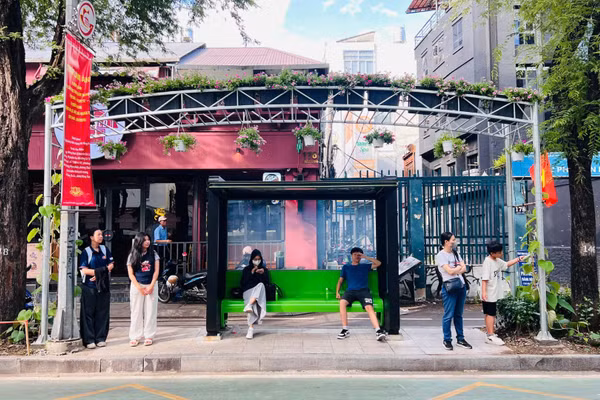 Nhà chờ xe buýt trên đường Pasteur được phủ cây xanh, trang trí hoa tươi mang lại cảm giác thoải mái, văn minh cho hành khách đi xe buýt. (Ảnh: QUÝ HIỀN)