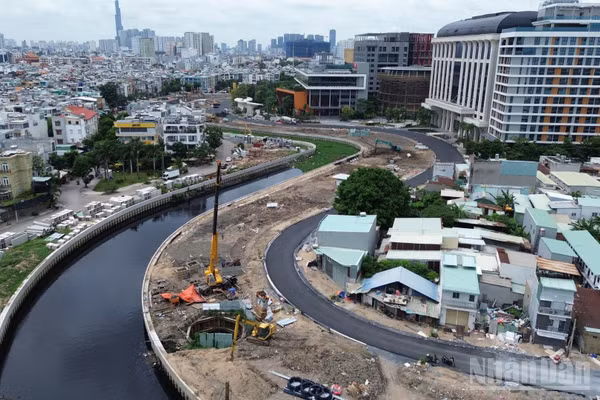 Dọc bờ trái của tuyến rạch Xuyên Tâm được xem là ô nhiễm bậc nhất thành phố, nay "thay da đổi thịt". (Ảnh: QUÝ HIỀN)