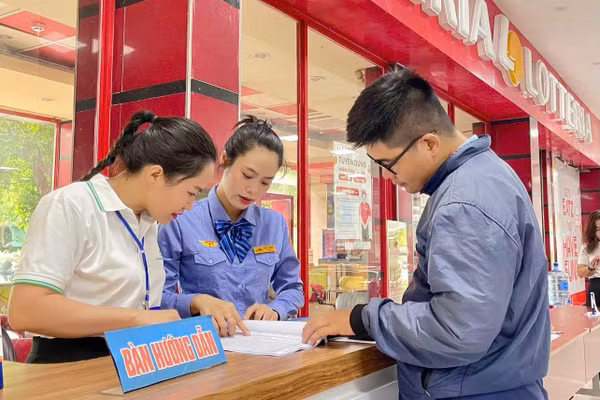 Nhân viên ga Sài Gòn hướng dẫn hành khách mua vé tàu Tết Đinh Mùi 2027 (ảnh: VÕ LÊ)