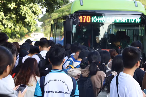 Tăng tần suất hoạt động trong thời gian cao điểm sáng với tuyến xe buýt số 170 để đáp ứng nhu cầu đi lại của sinh viên khi bước vào năm học mới (Ảnh: QUÝ HIỀN)