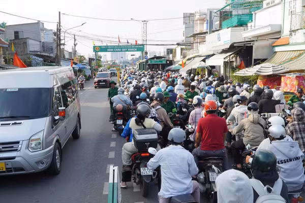 Khu vực phà Cát Lái ùn ứ chiều 2/9. (Ảnh: VÕ LÊ)