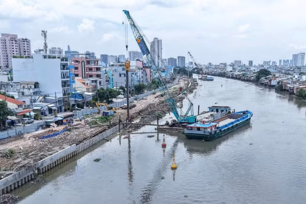 Dự án cải tạo bờ bắc kênh Đôi (Quận 8 cũ) có tổng vốn đầu tư hơn 7.300 tỷ đồng, cải tạo 4,3km bờ kênh. (Ảnh: VÕ LÊ)