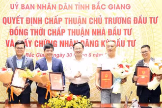 Lễ trao Quyết định chấp thuận chủ trương đầu tư và Giấy chứng nhận đăng ký đầu tư cho 4 dự án tại Bắc Giang.