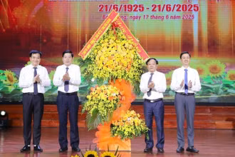Đồng chí Nguyễn Văn Gấu, Bí thư Tỉnh ủy Bắc Giang (thứ 2, trái sang) tặng hoa chúc mừng các thế hệ người làm báo tại Bắc Giang tại Lễ kỷ niệm.