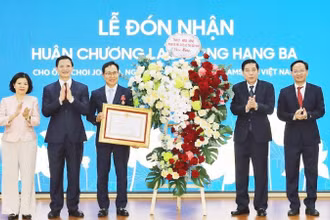 Ông Choi Joo Ho, nguyên Tổng Giám đốc Samsung Việt Nam nhận Huân chương Lao động hạng Ba.