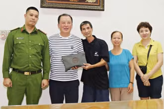 Ông Kweon O Bong (thứ 2, trái sang) nhận lại chiếc ví.
